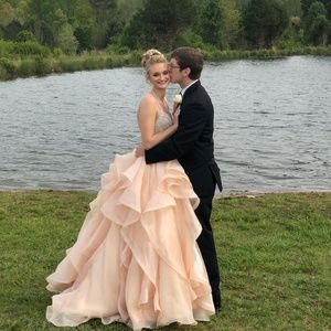 😍 Stunning Prom Dress